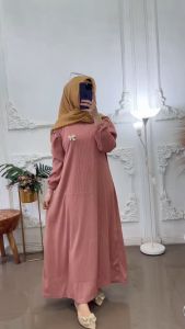 Gamis Soraya Rempel Tangan Knit: Desain Modern & Terlaris\\n\\n Apa Itu Gamis Soraya Rempel Tangan Knit?\\n\\nGamis Soraya Rempel Tangan Knit adalah salah satu model gamis yang dirancang dengan bahan berkualitas tinggi dan desain modern. Model ini sangat populer di kalangan wanita karena menggabungkan unsur keindahan dan kenyamanan dalam satu pakaian. Gamis ini cocok untuk berbagai acara, mulai dari acara formal hingga non-formal.\\n\\n Keunggulan Desain Gamis Soraya Rempel Tangan Knit\\n\\nDesain modern dari Gamis Soraya Rempel Tangan Knit adalah salah satu keunggulannya. Model ini menawarkan berbagai pilihan warna dan motif yang dapat disesuaikan dengan selera dan gaya pribadi. Selain itu, bahan yang digunakan juga sangat nyaman untuk dikenakan, sehingga memudahkan penggunanya dalam beraktivitas sehari-hari.\\n\\n Mengapa Gamis Soraya Rempel Tangan Knit Cocok Untuk Berbagai Acara?\\n\\nGamis Soraya Rempel Tangan Knit cocok untuk berbagai acara karena desainnya yang fleksibel dan modern. Model ini dapat dikenakan untuk acara formal seperti pesta pernikahan, pertemuan bisnis, atau acara-acara penting lainnya. Selain itu, Gamis Soraya Rempel Tangan Knit juga cocok untuk acara non-formal seperti jalan-jalan di mall, hangout bersama teman, atau menghadiri pertemuan keluarga.\\n\\n Bagaimana Memilih Gamis Soraya Rempel Tangan Knit Yang Tepat?\\n\\nMemilih Gamis Soraya Rempel Tangan Knit yang tepat bisa menjadi tantangan tersendiri, terutama jika Anda baru pertama kali membelinya. Namun, dengan beberapa tips sederhana berikut ini, Anda akan dapat memilih model yang paling sesuai dengan kebutuhan Anda.\\n\\n Tips Memilih Ukuran Gamis Soraya Rempel Tangan Knit Yang Cocok Untuk Wanita\\n\\nPertama, pastikan Anda memilih ukuran yang tepat untuk tubuh Anda. Gamis Soraya Rempel Tangan Knit tersedia dalam berbagai ukuran, mulai dari XS hingga XXL. Pastikan untuk mengukur lingkar dada, pinggang, dan pinggul Anda sebelum membeli, agar Anda mendapatkan ukuran yang pas dan nyaman.\\n\\n Bagaimana Memilih Warna Dan Motif Gamis Soraya Rempel Tangan Knit?\\n\\nKedua, pilih warna dan motif yang sesuai dengan selera Anda. Gamis Soraya Rempel Tangan Knit tersedia dalam berbagai pilihan warna dan motif, mulai dari warna netral seperti hitam, putih, dan abu-abu, hingga warna-warna cerah seperti merah, biru, dan hijau. Pilihlah warna dan motif yang sesuai dengan acara yang akan Anda hadiri.\\n\\n Cara Mengenakan Gamis Soraya Rempel Tangan Knit Dengan Elegan\\n\\nSetelah Anda membeli Gamis Soraya Rempel Tangan Knit, pastikan Anda mengenakannya dengan cara yang benar agar terlihat elegan dan menarik. Berikut ini beberapa tips yang bisa Anda coba:\\n\\n Tips Mengenakan Aksesoris Dengan Gamis Soraya Rempel Tangan Knit\\n\\nPertama, pilih aksesoris yang sesuai dengan model gamis Anda. Anda bisa menggunakan gelang, kalung, atau anting yang sesuai dengan warna dan motif gamis Anda. Namun, pastikan untuk tidak menggunakan terlalu banyak aksesoris, agar penampilan Anda tetap terlihat sederhana dan elegan.\\n\\n Bagaimana Mengenakan Gamis Soraya Rempel Tangan Knit Untuk Acara Formal Dan Non-Formal?\\n\\nKedua, sesuaikan penampilan Anda dengan acara yang akan Anda hadiri. Jika Anda akan menghadiri acara formal, Anda bisa mengenakan Gamis Soraya Rempel Tangan Knit dengan sepatu hak tinggi dan tas tangan elegan. Sedangkan jika Anda akan menghadiri acara non-formal, Anda bisa mengenakan Gamis Soraya Rempel Tangan Knit dengan sepatu flat atau sandal dan tas selempang yang sederhana.\\n\\nDengan mengikuti tips di atas, Anda akan dapat memilih dan mengenakan Gamis Soraya Rempel Tangan Knit dengan cara yang benar dan menarik. Selamat mencoba!\"