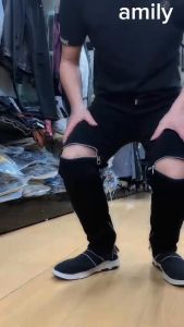 Quần jean nam AMILY khóa gối màu đen trơn chất bò co dãn 4 chiều Phối Thêu Zip Ống chân mẫu 2024