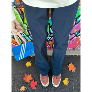 กางเกงขายาวทรงตรงสีดำ ทรงสลิมฟิตสำหรับผู้ชาย กางเกงขายาวลำลองสไตล์อเมริกันแห้งเร็ว ชุดกีฬา ทรงหลวม ฤดูใบไม้ร่วง