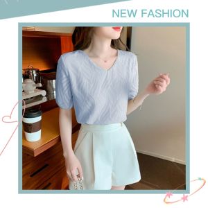 Fenni  ของมันต้องมี⚡ เสื้อแฟชั่น เสื้อคอวีแขนจั๊ม น่ารักกรุบกรุบ🌻 ดีไซน์พิมพ์ลายนูนให้ความเก๋ ดูดีสไตล์ สาวๆ ห้ามพลาดเลยจ้าา