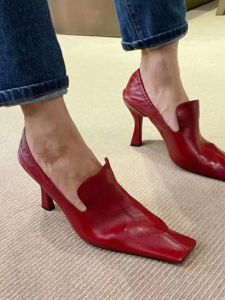 รองเท้าส้นสูงแบบฝรั่งเศสสีแดง เต้าหู้ ทรงหัวเหลี่ยม ส้นเต่า รองเท้าหนังแท้สำหรับผู้หญิง รองเท้าส้นแบนสีขาว ทรงหัวแหลม รองเท้าสุดเก๋