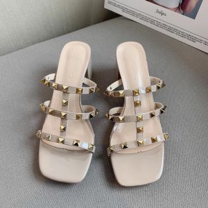 French Nailผู้หญิง กลางแจ้ง ฤดูร้อน 2024 รองเท้าแตะส้นสูงนางฟ้าเปิดนิ้วเท้าใหม่ หวาน วัสดุ Pu สไตล์