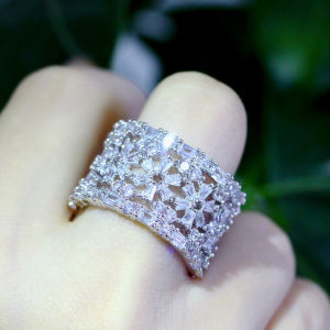 เลื่อมเพชรสีขาวทองสวยสง่าแหวนแต่งงานแหวนประดับตัดหลายช่องแวววาวแหวนกว้างประดับหินเพชรสังเคราะห์ AAA สำหรับเจ้าสาวชุดเดรส SR107