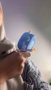 Kipas Mini Genggam Karakter Lucu Free Stiker Stand Phone Portable Fan