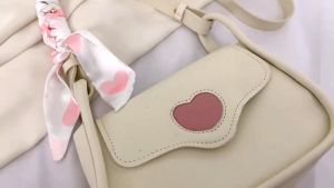 Túi xách nữ nắp gập thiết kế họa tiết trái tim kèm nơ lụa đeo chéo thời trang dễ thương