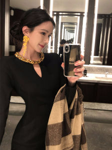 ชุดราตรีผู้หญิงระดับไฮเอนด์พร้อมเพชร ชุดราตรีสีดำหรูหรา กระโปรงยาวทรงเอ เอวสูง แขนยาว คอโปโล