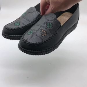 QINGSHUI Sepatu flat slip-on untuk wanita dan anak perempuan. Sepatu kasual untuk sehari-hari. Sepatu wanita dengan sulaman kupu-kupu dan bunga