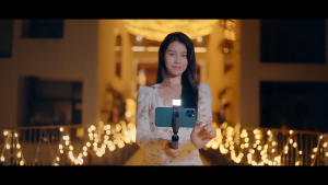 ไม้เซลฟี่บลูทูธขนาดเล็กพร้อมไฟส่องในตัว โต๊ะวางโทรศัพท์มือถือแบบตั้งโต๊ะแบบถือด้วยมือ ขาตั้งกล้อง