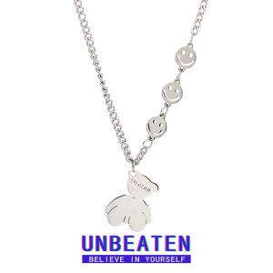 สร้อยคอไททาเนียมรูปหมียิ้ม Unbeaten สำหรับผู้ชายและผู้หญิง ดีไซน์ฮิปฮอป เครื่องประดับแฟชั่น ไม่ซีดจาง โซ่กระดูกไหปลาร้า