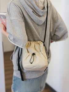 กระเป๋าสะพายข้างไนลอนน้ําหนักเบาผู้หญิงกระเป๋าหัวเข็มขัดสไตล์เกาหลีเรียบง่ายพร้อมสายสะพายไหล่ Drawstring สําหรับใช้ประจําวัน