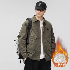 แจ็คเก็ตผู้ชายสไตล์อเมริกันฤดูใบไม้ผลิและฤดูใบไม้ร่วงป้องกันลม แจ็คเก็ตทรงหลวมๆ แขนยาว ปกจีบ ด้านนอกแบบสวมใส่สบาย