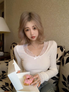 เสื้อถักแขนยาวผู้หญิงทรงเข้ารูปสไตล์ใหม่ฤดูใบไม้ผลิและฤดูใบไม้ร่วงพร้อมขอบลูกไม้และลายผ้าผสม