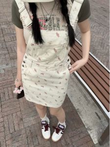 ชุดเดรสสั้นผ้าเดนิมพิมพ์ลายหมีสำหรับผู้หญิงในช่วงฤดูร้อนปี 2025 ดีไซน์ใหม่ ความยาวสั้น สไตล์วิทยาลัยย้อนยุค กระโปรงสั้นผ้าเดนิม