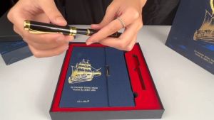 Set Quà Tặng Vươn Xa Biển Lớn Gồm Bút Ký Cao Cấp Gentee LD01 Và Sổ Còng A5 Xanh Leon Dio Khắc Chữ Theo Yêu Cầu Cho Sếp Đồng Nghiệp Thầy Cô
