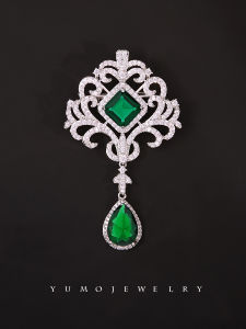 Elegant Green Crystal Hollow out Retro Court Style Brooch Pin for Women Luxury Feel Coat Flower Pin Gift Alloy Plated Silver Gold