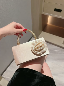 Ví Clutch Dự Tiệc Cầm Tay Hoa Nổi Cao Cấp Có Dây Đeo Tháo Rời LILA CUL27