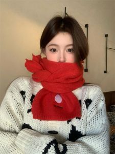 ผ้าพันคอถักสีแดงแบบใหม่ปี 2024 สำหรับผู้หญิงในฤดูหนาว ผ้าพันคอสีขาวหิมะแบบอเนกประสงค์ อบอุ่น แฟชั่น ผ้าไหมพรมลายสก็อต