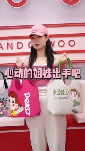 BAGSMART กระเป๋าถือผ้าสักหลาดลายการ์ตูนน่ารักแบบพกพาสำหรับนักเรียนหญิง(จัดส่งที่รวดเร็ว)