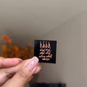 Ponprom แผ่นยันต์ รวย รวย ล้าน ล้าน ทองเหลืง 100% เคลือบแบล็คโครเมี่ยม ขนาด 3*3 cm