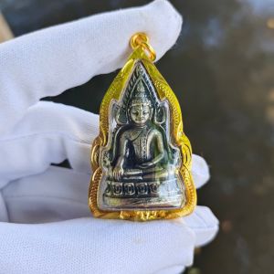 พระพุทธชินราช จี้พระพุทธชินราชเลี่ยมกรอบ เป็นพระที่ได้รับการยกย่องว่าเป็นหนึ่งในพระพุทธรูปที่มีพุทธลักษณะงดงามที่สุดในเมืองไทย