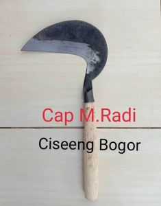 Sabit / Arit Rumput Bahan Baja per mobil Merek m Radi di jamin ketajaman nya untuk rumput liar ataupun padi sudah TAJAM siap pakai