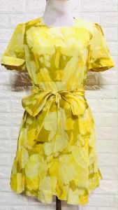 ชุดเดรสแขนสั้น คอเหลี่ยม ผ้าชีฟอง ลายดอกไม้ สีเหลือง เชือกผูกโบว์ที่เอว ซิปซ่อนหลัง ลุคคุณหนูน่ารักมาก ซับในทั้งชุด
