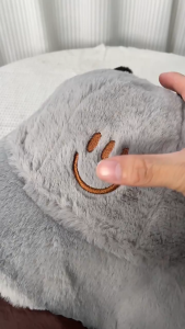 หมวกไหมพรม ทรงบัคเก็ตกันหนาว ลายกบน่ารัก ปักยิ้ม