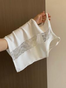 เสื้อกั๊กสายเดี่ยวผ้าฝ้ายสีขาว ทรงเข้ารูป สำหรับผู้หญิง ฤดูร้อน 2025 ใหม่ ใส่ได้ทั้งในและนอก พร้อมแผ่นเสริมหน้าอก ทรงเข้ารูป