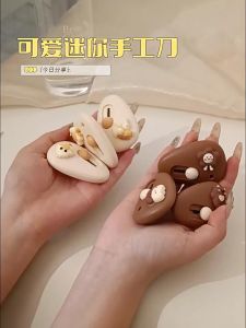 Dao rọc giấy hình gấu thỏ màu nâu be dễ thương.