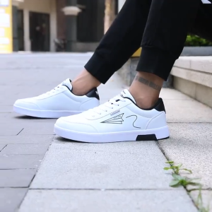 รองเท้าผ้าใบชายรองเท้าผ้าใบสีขาวสำหรับผู้ชาย เทรนด์แฟชั่นฤดูร้อนและฤดูใบไม้ร่วง รองเท้ากีฬาระบายอากาศได้ดี INS สตรีทช็อต รองเท้าชาย