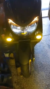 หลอดไฟหน้ามอไซต หลอดไฟหน้ามอเตอร์ไซค์ ไฟสองสี (ขาว + เหลือง) ความสว่างสูง ไม่ง่ายที่จะยิง คุ้มค่าคุ้มราคา