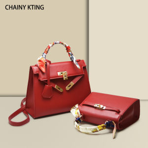 กระเป๋าสะพายข้างผู้หญิง Chainy Kting สีแดงสด ทรงสี่เหลี่ยมด้านเท่า น้ำหนักเบา ทนทาน วัสดุ PU แฟชั่นลำลอง