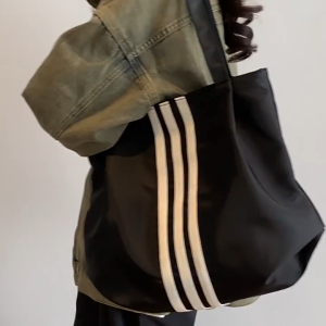 Leisure Store กระเป๋าสะพายผญ กระเป๋าไนลอน กระเป๋าถือแฟชั่นแบบลำลอง กระเป๋า กระเป๋าสะพาย กระเป๋าสะพายข้าง กระเป๋าสะพายผู้หญิง จุของได้เยอะ สไตล์เกาหลี เรียบง่าย มีซิป กระเป๋าเดินทางกีฬา แฟชั่น