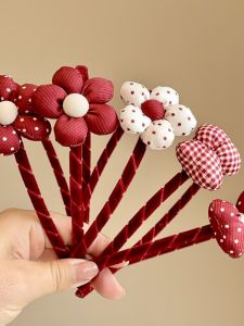 2024 ที่คาดผมผ้ากำมะหยี่สีแดงสำหรับเด็กผู้หญิงใหม่พร้อมหน้าม้าป้องกันการลื่นและไม่ขัดหน้าที่กดผมแบบสวมสบายสำหรับเด็ก