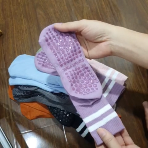 Tất Vớ Thể Thao Cổ Cao Vừa Có Hạt Silicon Chống Trơn Tất Vớ Chống Trượt Y Hình - Hoang My food and beauty