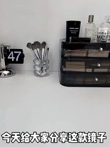 Ins Retro Folding Mirror: A Practical & Stylish Choice for Students & Professionals