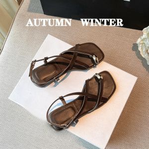 French Style Flat Bottom Sandals Womens Outdoor Wear 2024 New Summer Skirt Matching Beachside Roman Shoes Cross Buckle Low Top