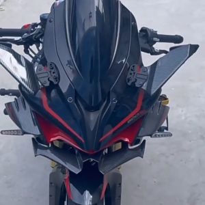 วิงใต้ไฟ สปอยเลอร์แฟริ่งหน้ารถจักรยานยนต์ วิงใต้ไฟหน้าแต่ง ชุดปีกสปอยเลอร์มอเตอร์ไดนามิก มอเตอร์ไซค์ สปอยเลอร์ด้านหน้า ทำจากABS ขนาดกะทัดรัดและน้ำหนักเบาไม่เป็นภาระในการขับขี่ ใช้งานง่าย ระดับพรีเมี่ยมแข็งแรงและทนต่อการสึกหรอไม่แตกง่าย