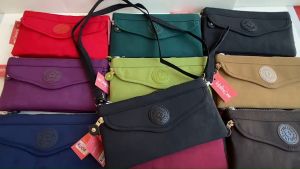 กระเป๋าสะพายข้าง Kipling ทรงฝาปิดแบน พร้อมสายสะพายยาว และสายคล้องมือ (สายยาวถอดออกได้)