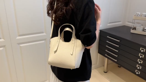 MOUSSON  กระเป๋าผู้หญิงรุ่นใหม่สไตล์เกาหลีแฟชั่นหรูหราเบาๆกระเป๋าโท้ทเรียบง่ายกระเป๋าใต้วงแขนกระเป๋าสะพายไหล่ผู้หญิงความจุขนาดใหญ่