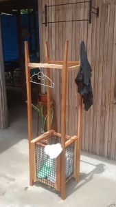 ราวตากผ้า เสื้อผ้าแล้ว ไม้ทำจากไม้จริง ตู้เสื้อผ้า แข็งแรง ราวแขวนเสื้อ ราวแขวนผ้า ราวแขวนเสื้อผ้าและหมวก