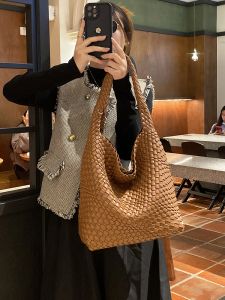 กระเป๋าถือหนังแท้ผูกโบว์มือทำลายขนาดใหญ่สำหรับผู้หญิง กระเป๋าสะพายไหล่ข้างเดียวแบบเรียบง่ายและใช้งานได้หลากหลาย กระเป๋าถือแบบทันสมัยสำหรับผู้หญิง