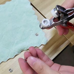 Bộ kìm bấm khuy cúc áo kèm hộp 100 bộ chi tiết cúc áo Dụng cụ bấm khuy đa năng-HAUSE