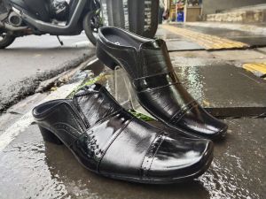 sepatu bustong kulit l sepatu kulit l daltu l sendal slop l sepatu bustong pantopel l sepatu bustong terbaru l sepatu sendal formal kulit hitam l sepatu pantopel murah