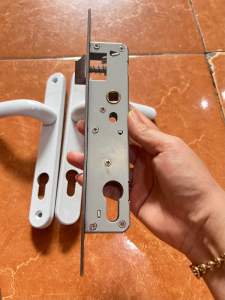 khóa tay gạt chugn cải tiến mới lắp hệ 4400 nhôm cỏ...