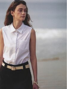 เสื้อเชิ้ตแขนกุดสีขาวสำหรับผู้หญิง 2025 ดีไซน์เรียบง่าย ทรงเข้ารูป ใส่ไปทำงาน สไตล์เกาหลี คอโปโล ผ้าฝ้าย