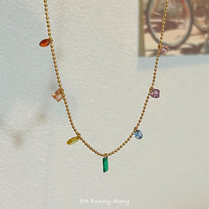 สร้อยคอไททาเนียมสีสันสดใสสไตล์ย้อนยุคพร้อมโซ่กระดูกไหปลาร้า สร้อยคอแบบมีหัวเข็มขัดสำหรับผู้หญิง โซ่ลูกปัดกลม