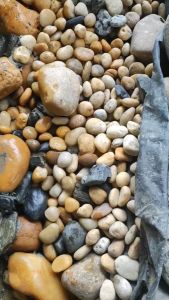 Đá cuội màu đen sỏi đen tự nhiên dùng để trang trí tiểu cảnh sân vườn thác suối hồ cá (size 2-5cm)