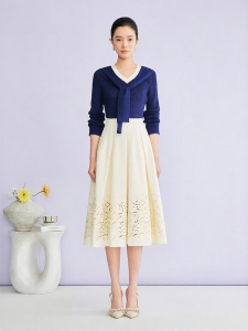 Elegant Color Contrast V-Neck Knitwear with Decorative Sash