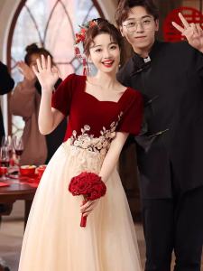 ชุดราตรีสีแดงขนาดใหญ่สำหรับเจ้าสาว ชุดราตรีผ้ากำมะหยี่แขนพอง กระโปรงยาวปานกลาง คอเหลี่ยม ชุดราตรีสำหรับงานแต่งงาน